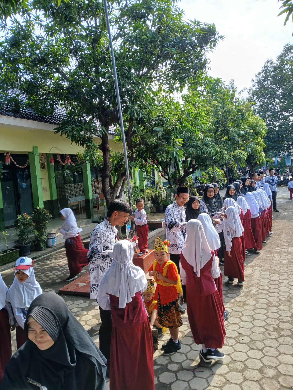 Meriah dan Penuh Makna, SDN Sunyaragi 1 Gelar Perayaan Hari Guru Nasional ke-80